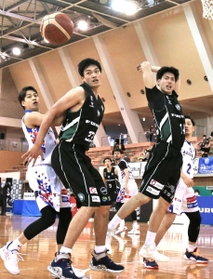西宮-茨城 第3クオーター、果敢にリバウンドに挑む西宮の劉(手前左)と福田(同右)=撮影・長嶺麻子 西宮-茨城 第3クオーター、果敢にリバウンドに挑む西宮の劉(手前左)と福田(同右)=撮影・長嶺麻子
