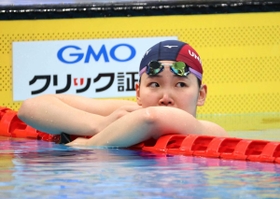 女子200メートル自由形決勝 2位に入ったが、派遣標準記録を突破できずに涙ぐむ白井璃緒(撮影・吉田敦史) 女子200メートル自由形決勝 2位に入ったが、派遣標準記録を突破できずに涙ぐむ白井璃緒(撮影・吉田敦史)