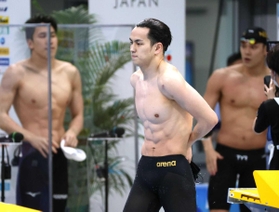 男子100メートル自由形決勝 7位に終わり、浮かない表情の溝畑樹蘭(中央)=撮影・吉田敦史 男子100メートル自由形決勝 7位に終わり、浮かない表情の溝畑樹蘭(中央)=撮影・吉田敦史