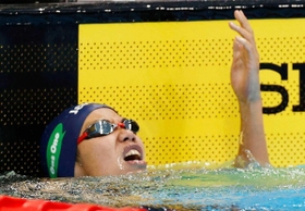 女子200メートル背泳ぎ決勝のレース後に、タイムを確認する優勝した小西杏奈。東京五輪の派遣標準記録には届かなかった 女子200メートル背泳ぎ決勝のレース後に、タイムを確認する優勝した小西杏奈。東京五輪の派遣標準記録には届かなかった