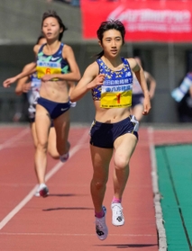 女子1500メートル 4分9秒31で優勝した田中希実。左奥は2位の卜部蘭 女子1500メートル 4分9秒31で優勝した田中希実。左奥は2位の卜部蘭