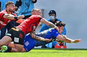 NTTドコモ-神戸製鋼 試合終了間際、神戸製鋼の松岡が逆転のトライを奪う(撮影・秋山亮太) NTTドコモ-神戸製鋼 試合終了間際、神戸製鋼の松岡が逆転のトライを奪う(撮影・秋山亮太)