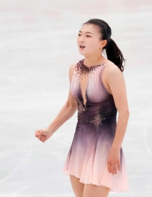 女子SPの演技を終えガッツポーズする坂本花織 女子SPの演技を終えガッツポーズする坂本花織