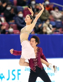 昨年12月の全日本選手権アイスダンスフリーで演技する村元(上)、高橋組。村元は「可能性が無限。毎回新しい発見がある」と競技の魅力を語る 昨年12月の全日本選手権アイスダンスフリーで演技する村元(上)、高橋組。村元は「可能性が無限。毎回新しい発見がある」と競技の魅力を語る