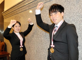 スポーツチャンバラのポーズをとる市古憲一郎(右)と山野夏海。共に大学日本一に輝いた=神戸市中央区、兵庫県公館 スポーツチャンバラのポーズをとる市古憲一郎(右)と山野夏海。共に大学日本一に輝いた=神戸市中央区、兵庫県公館