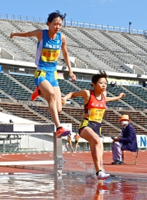 グランプリ女子2000メートル障害決勝 ともに従来の日本記録を上回り、6分19秒55で優勝した山中柚乃(右)と2位の藪田裕衣(撮影・中西幸大) グランプリ女子2000メートル障害決勝 ともに従来の日本記録を上回り、6分19秒55で優勝した山中柚乃(右)と2位の藪田裕衣(撮影・中西幸大)