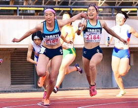 高校女子400メートルリレー決勝 山手の第3走者・岩田乃映がアンカー岩永彩萌に初優勝の夢を乗せたバトンをつなぐ(撮影・中西幸大) 高校女子400メートルリレー決勝 山手の第3走者・岩田乃映がアンカー岩永彩萌に初優勝の夢を乗せたバトンをつなぐ(撮影・中西幸大)