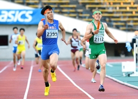 高校男子1600メートルリレー決勝 アンカー勝負で激しく競り合う滝川第二の下里日向汰(左)と報徳の田辺開(撮影・坂井萌香) 高校男子1600メートルリレー決勝 アンカー勝負で激しく競り合う滝川第二の下里日向汰(左)と報徳の田辺開(撮影・坂井萌香)