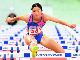 昨秋の全国高校大会で100メートル障害に臨む松下美咲=2020年10月、エディオンスタジアム広島 昨秋の全国高校大会で100メートル障害に臨む松下美咲=2020年10月、エディオンスタジアム広島
