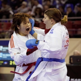 逆転での東京五輪出場を目指す空手女子組手61キロ級の森口彩美(左)=2020年1月、パリ 逆転での東京五輪出場を目指す空手女子組手61キロ級の森口彩美(左)=2020年1月、パリ