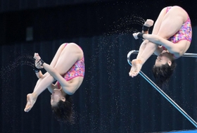 女子シンクロ高飛び込み決勝 7位に入ったJSS宝塚の荒井祭里(左)と板橋美波(撮影・堀内 翔) 女子シンクロ高飛び込み決勝 7位に入ったJSS宝塚の荒井祭里(左)と板橋美波(撮影・堀内 翔)