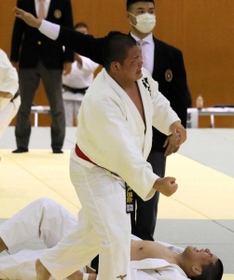 男子100キロ超級決勝 延長の末に優勢勝ちし、拳を握る神戸国際大付高の寺本涼矢 男子100キロ超級決勝 延長の末に優勢勝ちし、拳を握る神戸国際大付高の寺本涼矢