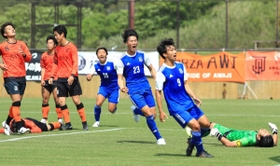 決勝・関学大-FC淡路島 前半、関学大の美藤(23)が2点目を決めて雄たけびを上げる(撮影・鈴木雅之) 決勝・関学大-FC淡路島 前半、関学大の美藤(23)が2点目を決めて雄たけびを上げる(撮影・鈴木雅之)
