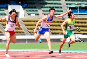 陸上男子100メートル決勝 10秒73で競り勝った姫路の高見陸亜(中央)=ユニバー記念競技場 陸上男子100メートル決勝 10秒73で競り勝った姫路の高見陸亜(中央)=ユニバー記念競技場