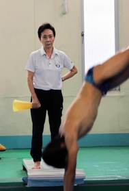 教え子に五輪メダルの夢を託し、83歳の今も指導に情熱を燃やす馬淵かの子さん=5月14日、宝塚市のJSS宝塚 教え子に五輪メダルの夢を託し、83歳の今も指導に情熱を燃やす馬淵かの子さん=5月14日、宝塚市のJSS宝塚