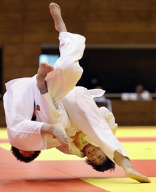 柔道女子団体決勝・夙川-社 合わせ技で一本勝ちした夙川の中堅・小林茉央(右)=高砂市総合体育館(撮影・吉田敦史) 柔道女子団体決勝・夙川-社 合わせ技で一本勝ちした夙川の中堅・小林茉央(右)=高砂市総合体育館(撮影・吉田敦史)