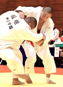 柔道男子団体決勝・神戸国際大付ー神港学園 合わせ技で一本勝ちした神戸国際大付の先鋒・宮本力玖(右)=高砂市総合体育館(撮影・長嶺麻子) 柔道男子団体決勝・神戸国際大付ー神港学園 合わせ技で一本勝ちした神戸国際大付の先鋒・宮本力玖(右)=高砂市総合体育館(撮影・長嶺麻子)
