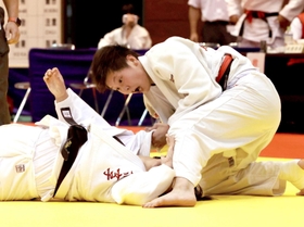 柔道女子個人63キロ級決勝 延長戦で優勢勝ちした東洋大姫路の松下柚希(右)=高砂市総合体育館(撮影・長嶺麻子) 柔道女子個人63キロ級決勝 延長戦で優勢勝ちした東洋大姫路の松下柚希(右)=高砂市総合体育館(撮影・長嶺麻子)