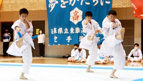 空手男子団体形決勝 優勝した東洋大姫路の(左から)福元陽、後藤拓実、渡辺湧斗=神戸常盤アリーナ(撮影・吉田敦史) 空手男子団体形決勝 優勝した東洋大姫路の(左から)福元陽、後藤拓実、渡辺湧斗=神戸常盤アリーナ(撮影・吉田敦史)