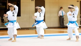空手女子団体形決勝 圧巻の演武を披露した夙川の(左から)井上七輝、東條愛莉、安岡侑紀=神戸常盤アリーナ(撮影・吉田敦史) 空手女子団体形決勝 圧巻の演武を披露した夙川の(左から)井上七輝、東條愛莉、安岡侑紀=神戸常盤アリーナ(撮影・吉田敦史)