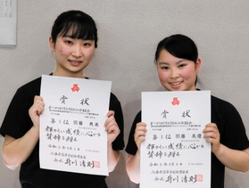 重量挙げ女子で優勝した羽藤姉妹。49キロ級の姉・爽来(左)と45キロ級の妹・美優=明石南高 重量挙げ女子で優勝した羽藤姉妹。49キロ級の姉・爽来(左)と45キロ級の妹・美優=明石南高