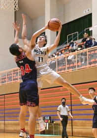 バスケットボール男子決勝リーグ・報徳-育英 第1クオーター、シュートを放つ報徳のテーブス(11)=兵庫県立総合体育館(撮影・秋山亮太) バスケットボール男子決勝リーグ・報徳-育英 第1クオーター、シュートを放つ報徳のテーブス(11)=兵庫県立総合体育館(撮影・秋山亮太)