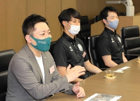 シーズンを振り返る(左から)渡瀬吾郎社長、渡辺翔太、岸田篤生=神戸新聞社(撮影・藤家 武) シーズンを振り返る(左から)渡瀬吾郎社長、渡辺翔太、岸田篤生=神戸新聞社(撮影・藤家 武)