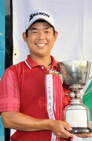 プロ・研修生の部で初優勝し、表彰式で笑顔を見せる田村光正 プロ・研修生の部で初優勝し、表彰式で笑顔を見せる田村光正