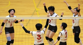 バレーボール女子決勝・氷上-姫路女学院 第2セット、リードを広げ、喜びを爆発させる氷上の選手たち=兵庫県立総合体育館(撮影・小林良多) バレーボール女子決勝・氷上-姫路女学院 第2セット、リードを広げ、喜びを爆発させる氷上の選手たち=兵庫県立総合体育館(撮影・小林良多)