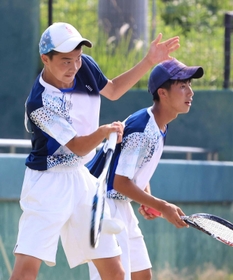 ソフトテニス男子団体決勝・市尼崎-神戸国際大付 力強いショットで勝利した市尼崎の飯田(右)、中畑組=いずれも吉川総合公園(撮影・吉田敦史) ソフトテニス男子団体決勝・市尼崎-神戸国際大付 力強いショットで勝利した市尼崎の飯田(右)、中畑組=いずれも吉川総合公園(撮影・吉田敦史)