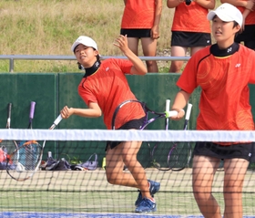 ソフトテニス女子団体決勝・啓明-須磨学園 気迫のプレーでチームを優勝に導いた須磨学園の前田(左)、中谷組 ソフトテニス女子団体決勝・啓明-須磨学園 気迫のプレーでチームを優勝に導いた須磨学園の前田(左)、中谷組