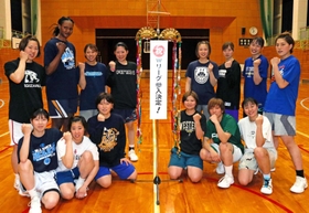 Wリーグ参入決定を知らせるくす玉を割って意気込む姫路イーグレッツの選手たち=兵庫県市川町、市川中学校(撮影・大山伸一郎) Wリーグ参入決定を知らせるくす玉を割って意気込む姫路イーグレッツの選手たち=兵庫県市川町、市川中学校(撮影・大山伸一郎)