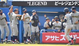 関学大-松山大 1回裏関学大1死一、二塁、杉園の適時打で先制のホームを踏んだ高田(右から2人目)を出迎える関学大ナイン(撮影・伊藤笙子) 関学大-松山大 1回裏関学大1死一、二塁、杉園の適時打で先制のホームを踏んだ高田(右から2人目)を出迎える関学大ナイン(撮影・伊藤笙子)