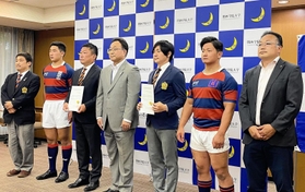 兵庫県体育協会の強化指定を受けた関学大ラグビー部の小樋山樹監督(右から3人目)、関学高ラグビー部の安藤昌宏監督(同5人目)ら=関西学院会館 兵庫県体育協会の強化指定を受けた関学大ラグビー部の小樋山樹監督(右から3人目)、関学高ラグビー部の安藤昌宏監督(同5人目)ら=関西学院会館
