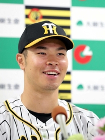 月間MVPを受賞し、会見で笑みを浮かべる阪神・佐藤輝=甲子園 月間MVPを受賞し、会見で笑みを浮かべる阪神・佐藤輝=甲子園