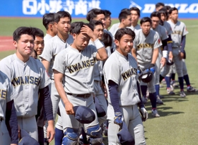関学大-慶大 ベスト4進出を逃し、肩を落とす関学大ナイン(撮影・堀内 翔) 関学大-慶大 ベスト4進出を逃し、肩を落とす関学大ナイン(撮影・堀内 翔)