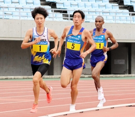 陸上の関西実業団選手権5000メートルで力走する野中優志(左)=大阪市、ヤンマースタジアム長居 陸上の関西実業団選手権5000メートルで力走する野中優志(左)=大阪市、ヤンマースタジアム長居