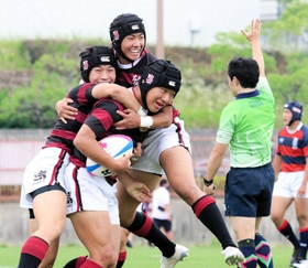 報徳高-関学高 前半、先制トライを奪った報徳高の海老沢に抱きつく仲間たち 報徳高-関学高 前半、先制トライを奪った報徳高の海老沢に抱きつく仲間たち