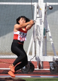 女子ハンマー投げ決勝 49メートル64で優勝した姫路工の田中凜(撮影・吉田敦史) 女子ハンマー投げ決勝 49メートル64で優勝した姫路工の田中凜(撮影・吉田敦史)