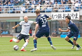 福岡-神戸 前半、ゴールを狙う神戸・イニエスタ(左) 福岡-神戸 前半、ゴールを狙う神戸・イニエスタ(左)