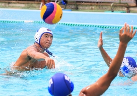 水球男子決勝・尼崎北-滝川 第1ピリオド、尼崎北の三嶋悠生(左)がシュートを決め4-1とリードを広げる=尼崎北高(撮影・吉田敦史) 水球男子決勝・尼崎北-滝川 第1ピリオド、尼崎北の三嶋悠生(左)がシュートを決め4-1とリードを広げる=尼崎北高(撮影・吉田敦史)