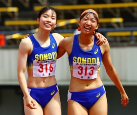 女子100メートル障害決勝 園田勢でワンツーフィニッシュを決め、喜び合う優勝の藤原(右)と2位の吉田(撮影・鈴木雅之) 女子100メートル障害決勝 園田勢でワンツーフィニッシュを決め、喜び合う優勝の藤原(右)と2位の吉田(撮影・鈴木雅之)