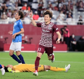 神戸-横浜FC 後半17分、ハットトリックを決めて駆けだす神戸の古橋(撮影・吉田敦史) 神戸-横浜FC 後半17分、ハットトリックを決めて駆けだす神戸の古橋(撮影・吉田敦史)