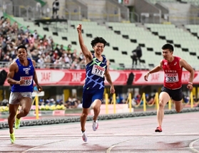 男子100メートルで初優勝し、右手を掲げて東京五輪代表入りを喜ぶ多田修平=25日夜、大阪市のヤンマースタジアム長居(撮影・中西幸大) 男子100メートルで初優勝し、右手を掲げて東京五輪代表入りを喜ぶ多田修平=25日夜、大阪市のヤンマースタジアム長居(撮影・中西幸大)