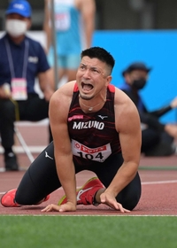 男子やり投げ決勝 5投目を放った後、やりを目で追いながら叫ぶディーン元気 男子やり投げ決勝 5投目を放った後、やりを目で追いながら叫ぶディーン元気