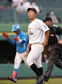 三菱重工West-JR四国 9回裏JR四国無死、水野(左奥)にサヨナラ本塁打を浴び、悔しがる三菱重工West・八木(撮影・辰巳直之) 三菱重工West-JR四国 9回裏JR四国無死、水野(左奥)にサヨナラ本塁打を浴び、悔しがる三菱重工West・八木(撮影・辰巳直之)