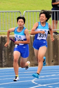 女子共通400メートルリレー決勝3組 優勝した陵南のアンカー平野美紀(左)にバトンを渡す南條姫菜 女子共通400メートルリレー決勝3組 優勝した陵南のアンカー平野美紀(左)にバトンを渡す南條姫菜