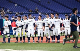日本製鉄広畑-東邦ガス 東邦ガスに敗れ、ベンチに向かう日本製鉄広畑ナイン(撮影・坂井萌香) 日本製鉄広畑-東邦ガス 東邦ガスに敗れ、ベンチに向かう日本製鉄広畑ナイン(撮影・坂井萌香)