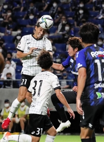G大阪-神戸 前半、神戸の田中(21)がヘディングシュートを決め、2-1とする(撮影・大森 武) G大阪-神戸 前半、神戸の田中(21)がヘディングシュートを決め、2-1とする(撮影・大森 武)