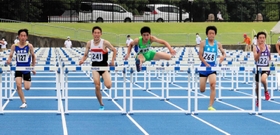 陸上男子110メートル障害は神河の足立英士(中央)らハイレベルな争いになりそうだ=加古川運動公園陸上競技場 陸上男子110メートル障害は神河の足立英士(中央)らハイレベルな争いになりそうだ=加古川運動公園陸上競技場